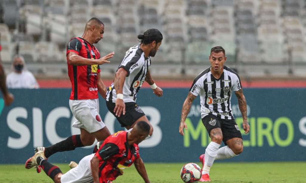 Jogadores de Atlético e Pouso Alegre em partida válida pelo Campeonato Mineiro
