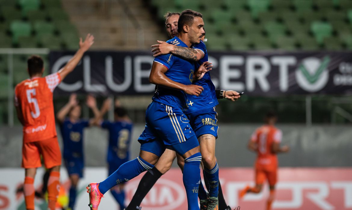Jogadores do Cruzeiro comemoram gol sobre o Coimbra