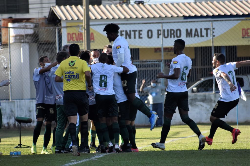 Jogadores do América comemoram vitória sobre a URT pelo Campeonato Mineiro 2021