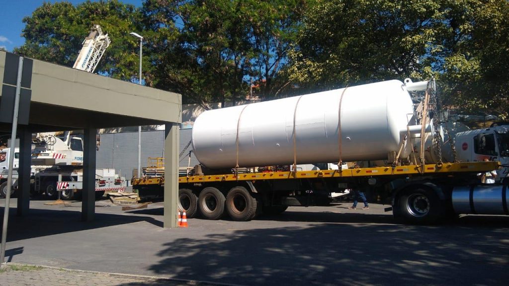 Caminhã transporta tanque de armazenamento de oxigênio para Cecovid 4 em Betim (MG)