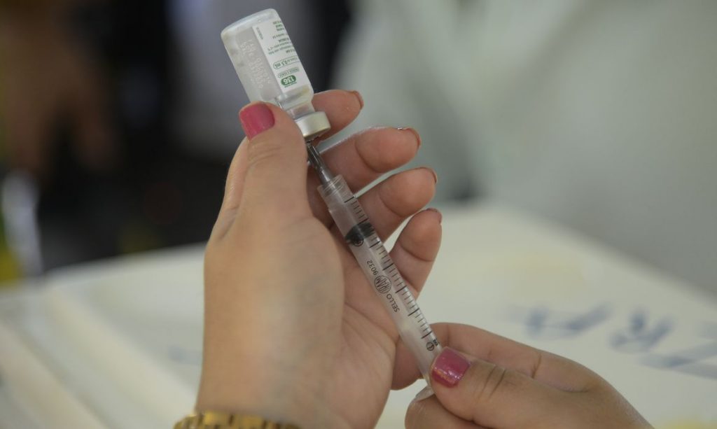 Seringa e vacina contra a gripe influenza