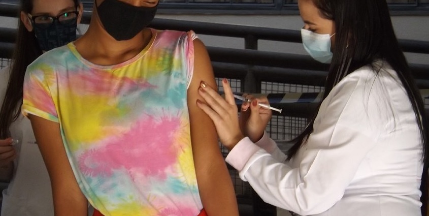 16.jun.2021 - Estudantes são vacinados contra a Covid-19 em Betim, MG (Imagem Reprodução/Facebook/Prefeitura de Betim)