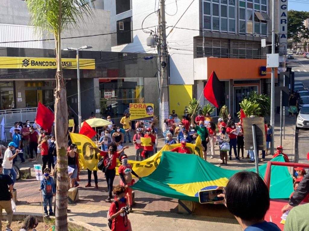 19.jun.2021 - Manifestantes em Betim protestam contra Jair Bolsonaro e a favor da vacinação - Foto: Frente Brasil Popular Betim