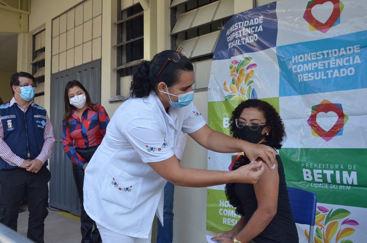 10.jun.2021 - Profissionais da educação são vacinados em Betim (Imagem PMB)