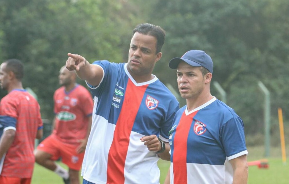 Técnico Marcelo Albino e coordenador Mancini em treinamento do Betim Futebol (Imagem Reprodução/Facebook)