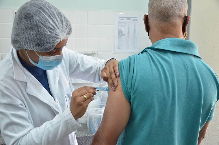 Homem recebe vacina contra a Covid-19 em Betim (MG)