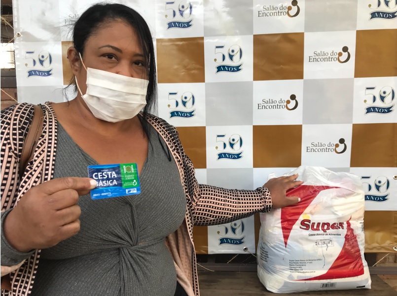 Famílias selecionadas receberam cesta básica e cartão-alimentação no valor de R$ 150 (Imagem Divulgação Salão do Encontro)