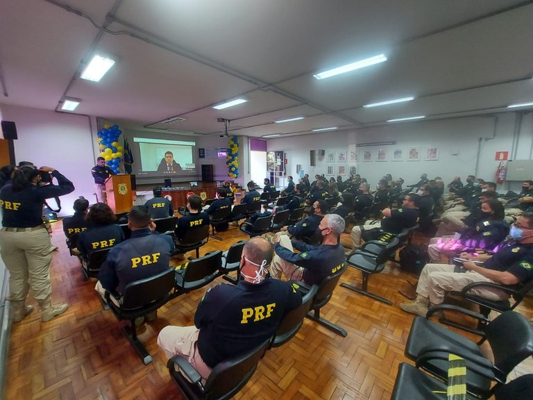 PRF realiza primeiro Cine Drive-in educativo na BR 381, em Betim
