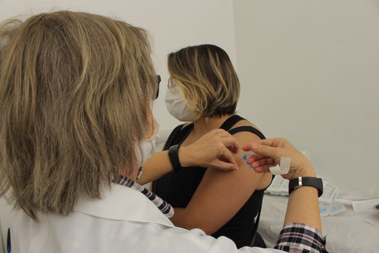 Mulher recebe a vacina contra a Covid-19 em posto de saúde de Betim (MG)