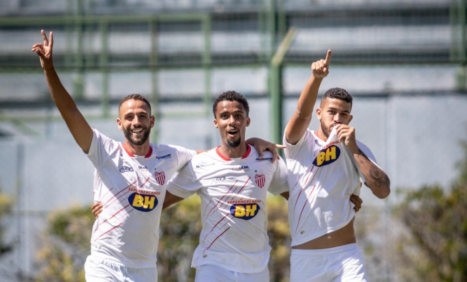 Jogadores do Villa Nova comemoram vitória sobre o Tupi pelo Módulo II do Campeonato Mineiro
