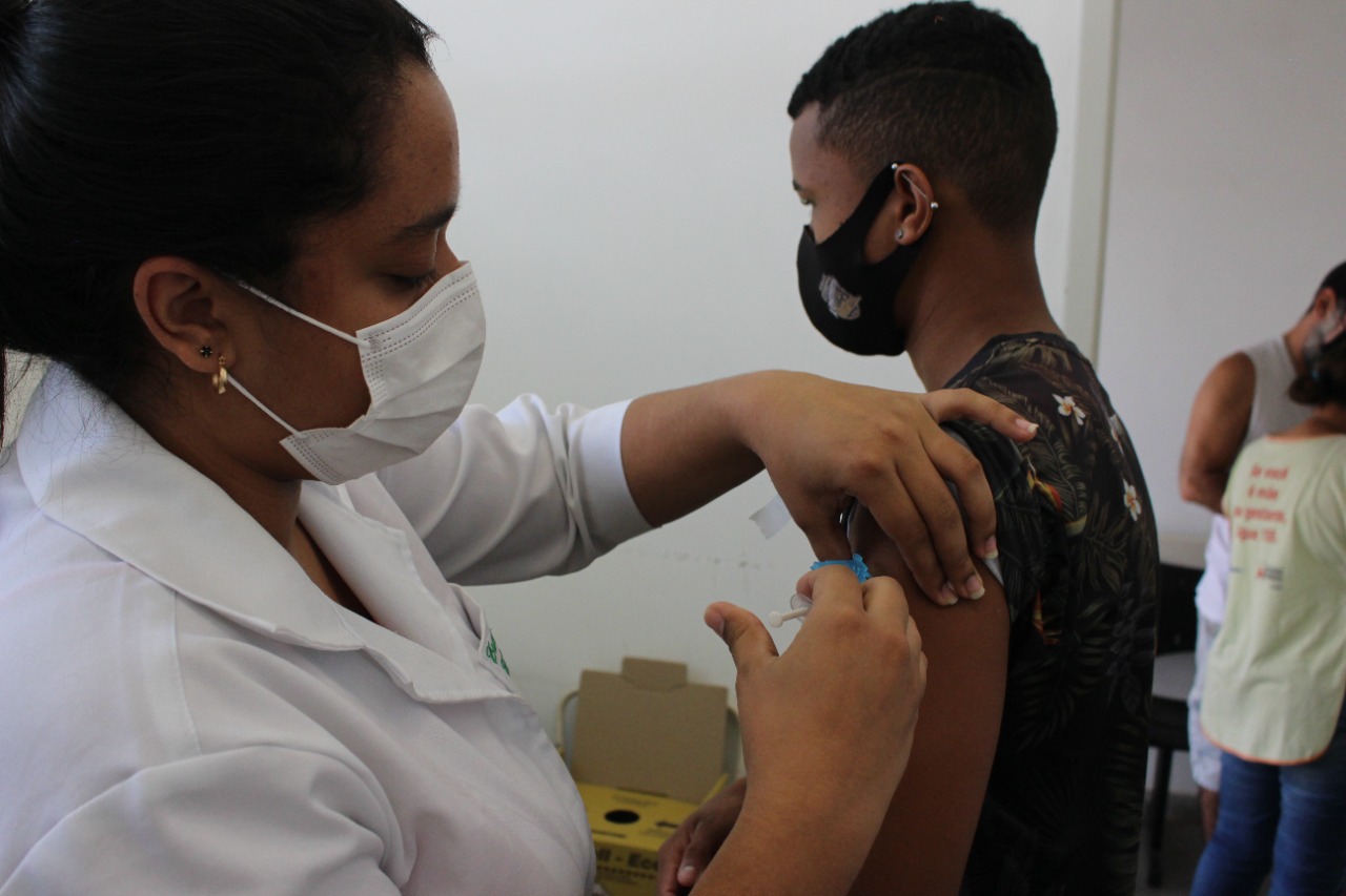 Adolescentes recebe vacina contra a Cvid-19 em unidade de saúde de Betim (MG)