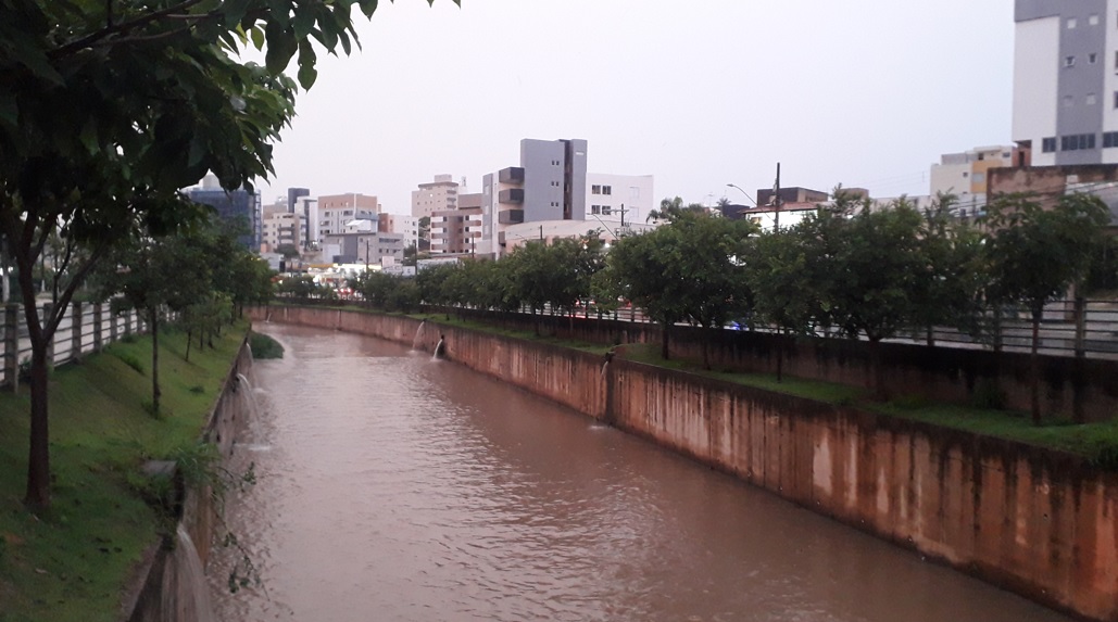 Rio Betim na Avenida Edmeia Mattos Lazzarotti