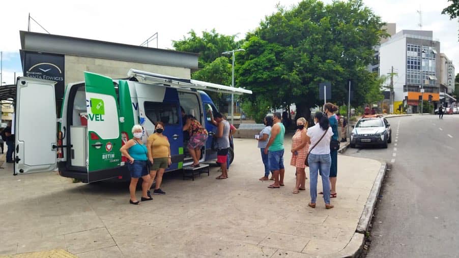 Pessoas aguardam para se vacinar contra a Covid em Betim