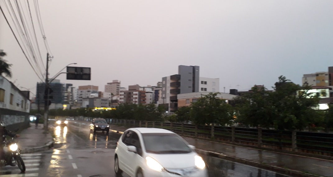 Avenida Edmeia Matos Lazzarotti em Betim em um dia de chuva