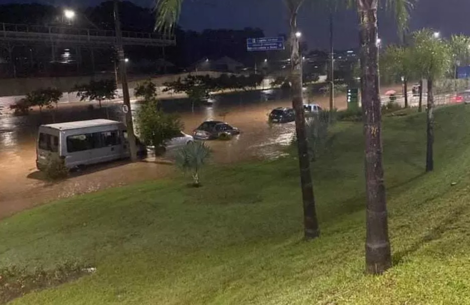 Chuva causa transtornos em Betim nesta terça-feira