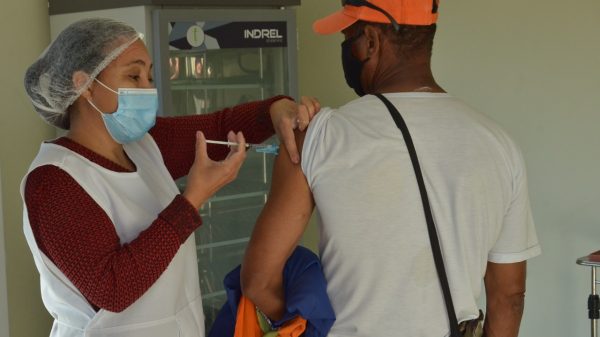 Homem é vacinado contra a Covid-19 em Betim