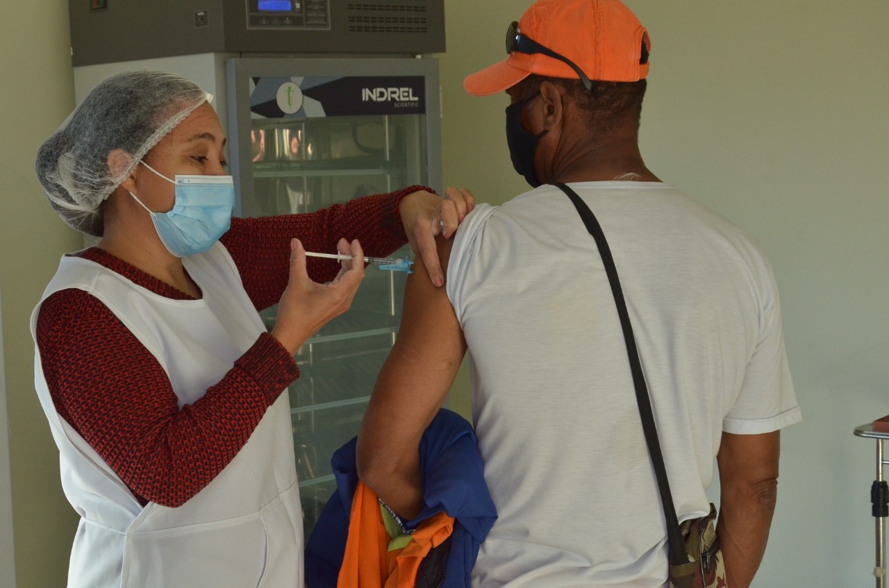 Homem é vacinado contra a Covid-19 em Betim