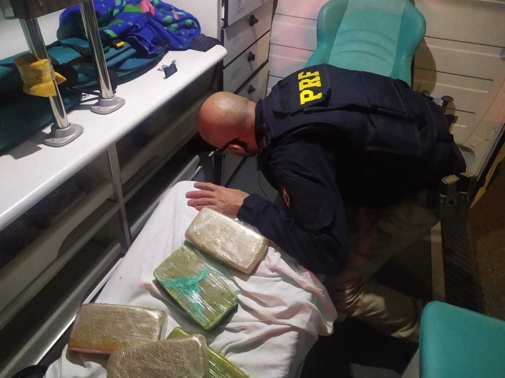 Pacotes com drogas é encontrado dentro de ambulância em Betim
