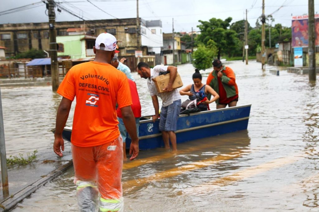Defesa Civil resgata pessoas ilhadas em Betim de barco