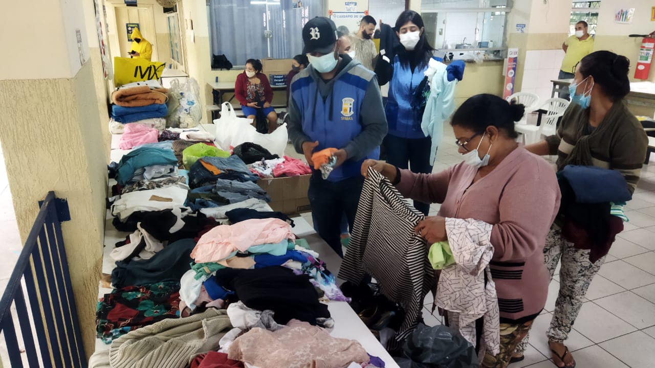 Defesa Civil recebe doações de roupas e alimentos para desabrigados em Betim