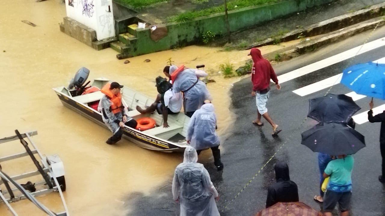 Defesa Civil usa barcos para resgatar pessoas em Betim