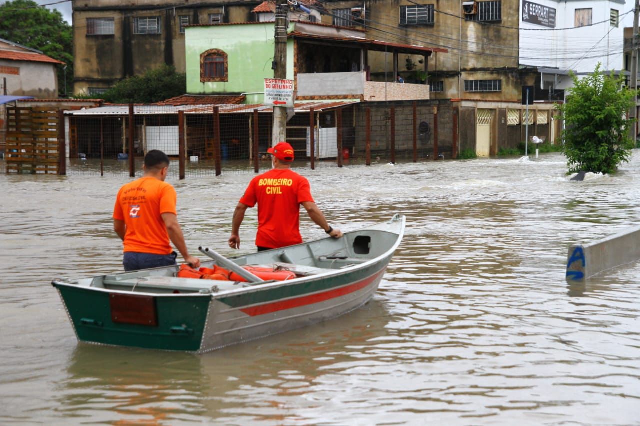 Defesa Civil usa barcos para resgatar pessoas em Betim