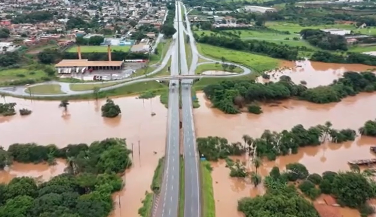 Trecho da rodovia Fernão Dias em São Joaquim de Bicas é interditado após elevação do rio Paraopeba