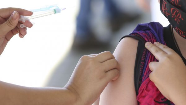 criança é vacinada contra a covid-19