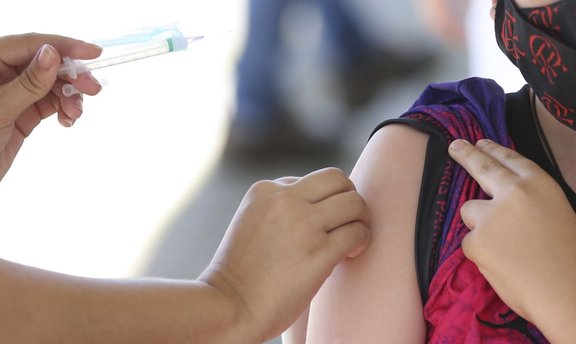 criança é vacinada contra a covid-19