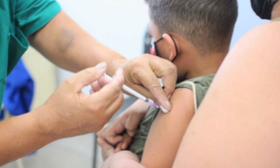 Criança recebe a vacina contra a Covid em unidade de saúde de Betim (MG)