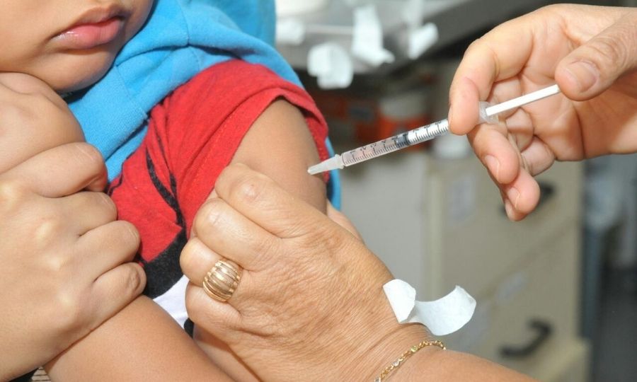 Criança recebe vacina contra a Covid em Betim (MG)