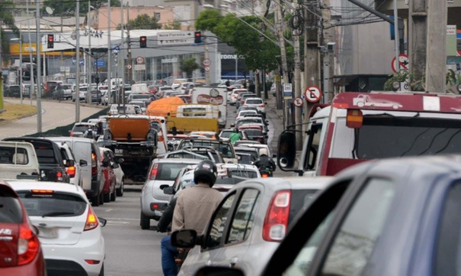 Trânsito intenso em avenida de Belo Horizonte