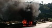 Carro em chamas no bairro Jardim das Alterosas, em Betim (MG)