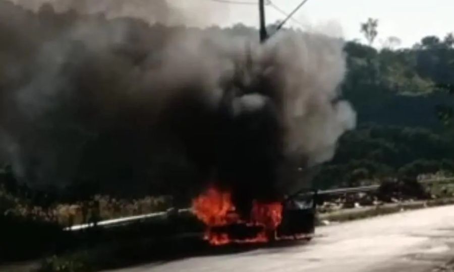 Carro em chamas no bairro Jardim das Alterosas, em Betim (MG)