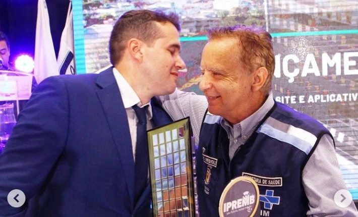 Bruno Cypriano e Vittorio Medioli se abraçam em evento do Ipremb