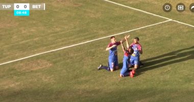Jogadores do Betim comemoram gol marcado contra o Tupynambás