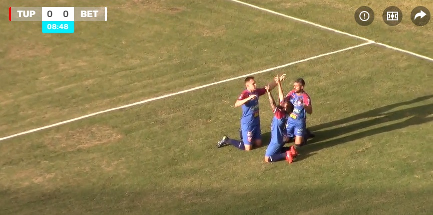 Jogadores do Betim comemoram gol marcado contra o Tupynambás