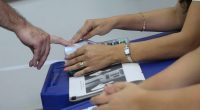 Eleitor confirma presença por meio da biometria