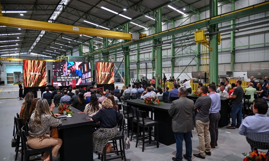 Pessoas participam de inauguração de fábrica da TSEA energia em Betim no dia 26 de outubro de 2022