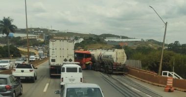 Carreta em L bloqueia faixa na BR-381 em Betim