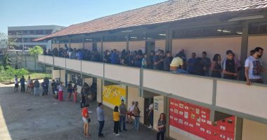 Eleitores enfrentam filas para votar nesta manhã em Betim