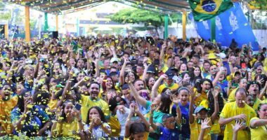 Torcedores comemoram gol do Brasil em partida da Copa do Mundo transmitida em Betim (MG)