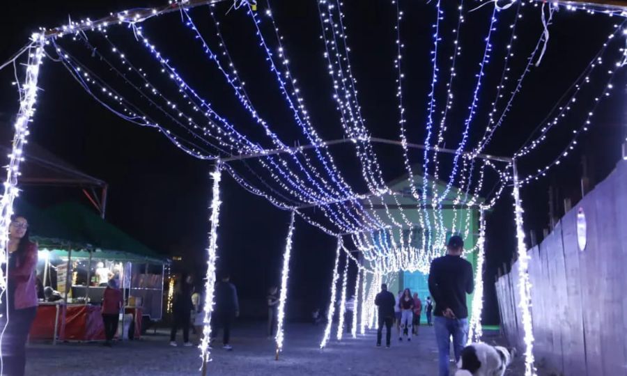 Praça Milton Campos, em Betim, com iluminação especial de Natal