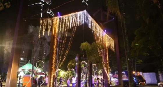 Praça do Encontro, em Betim, recebe iluminação de Natal