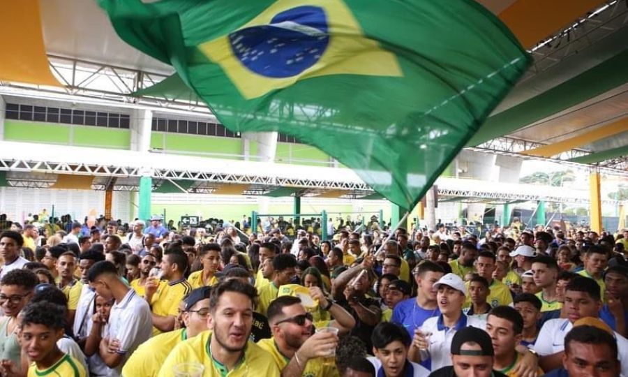 Torcedores em Betim (MG) acompanham o jogo do Brasil na Copa do Mundo