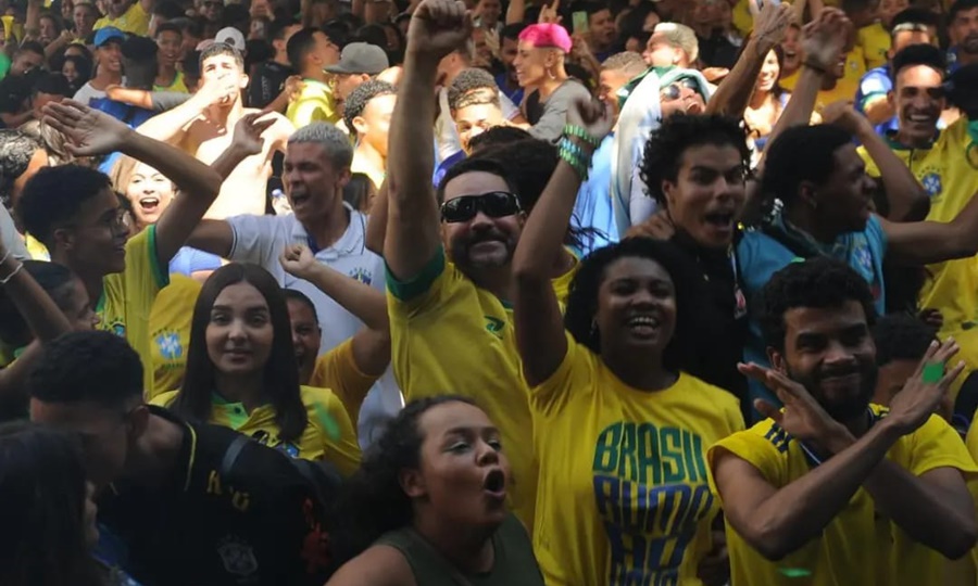 Torcida na Vila Brasil, em Betim, acompanha o jogo da seleção na Copa do Mundo 