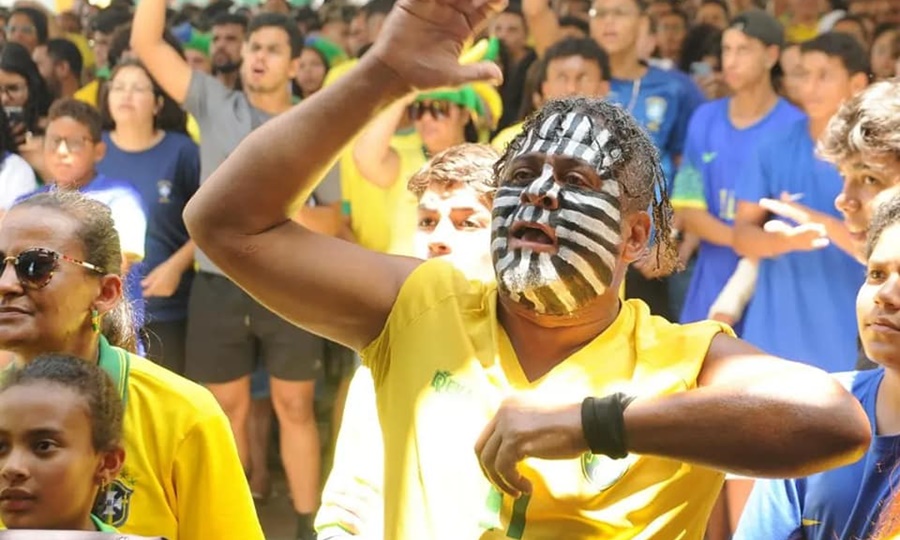 Torcida na Vila Brasil, em Betim, acompanha o jogo da seleção na Copa do Mundo