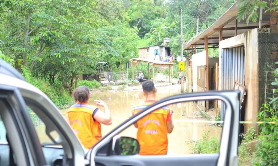 Técnicos da Defesa Civil monitoram situação das chuvas em Betim