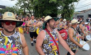 Blocos desfilam no pré-carnaval de Betim (MG)