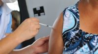 Mulher recebe a vacina contra a influenza em Betim (MG)